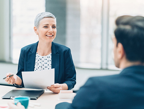 Ein Team der Generation Z läuft gemeinsam durch ein modernes Büro
