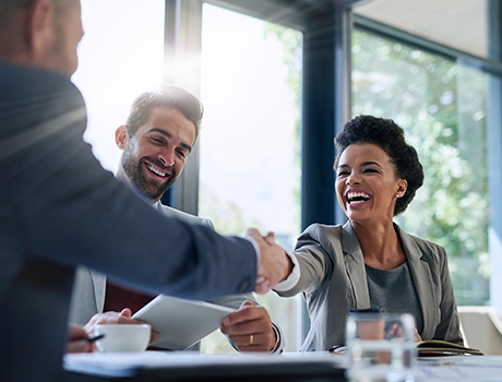 Ein Team der Generation Z läuft gemeinsam durch ein modernes Büro