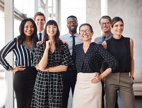 Ein Team der Generation Z läuft gemeinsam durch ein modernes Büro