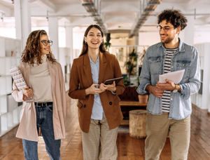 Generation Z ein junges Team der Generation Z läuft ein modernen Büroflur entlang