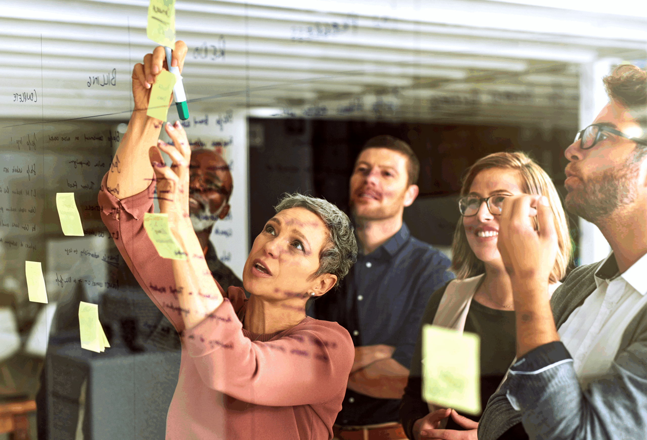 Ein Team der Generation Z läuft gemeinsam durch ein modernes Büro