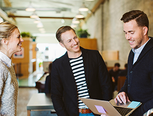 Generation Z Ein Team der Generation Z läuft gemeinsam durch ein modernes Büro
