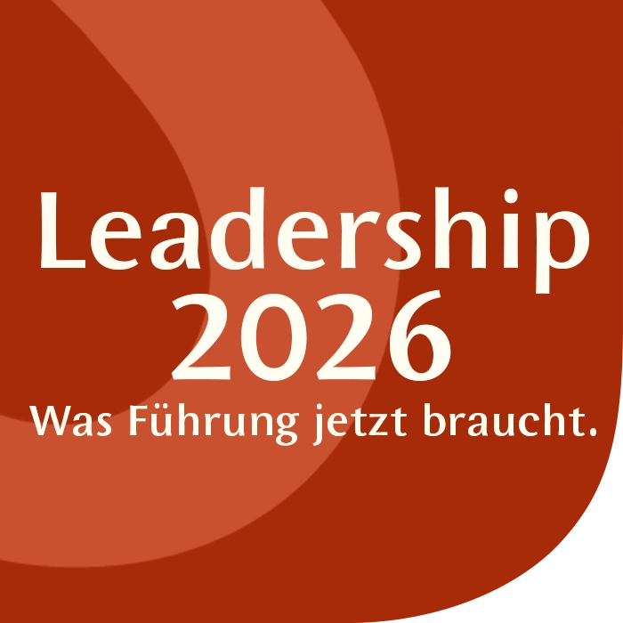 Ein Team der Generation Z läuft gemeinsam durch ein modernes Büro