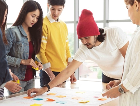 Generation Z im Team ein dynamisches Team mit Mitgliedern vieler Generationen arbeitet an einem Projekt